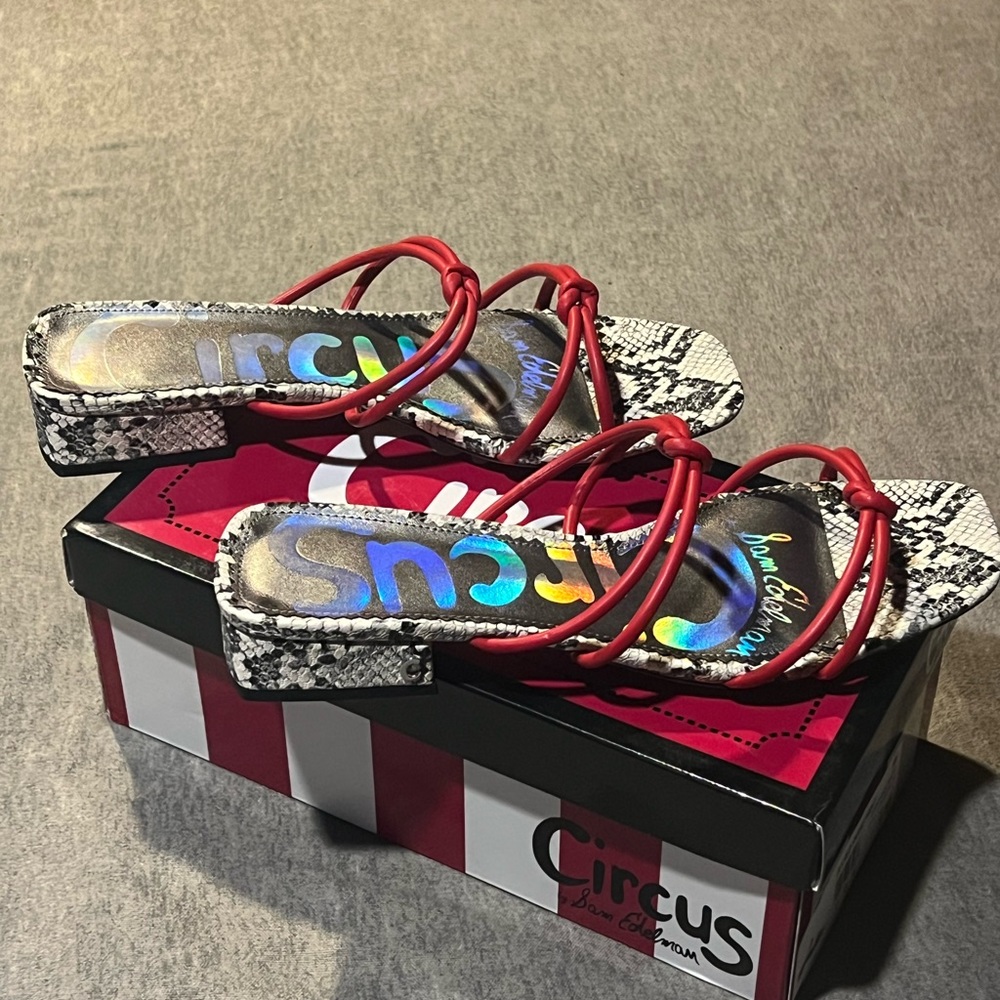 Flat sandals snake prints with red straps.